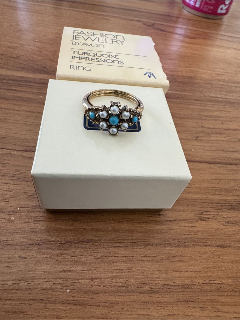VINTAGE 1983 Avon Fashion Jewelry Gold-Tone Ring with Turquoise and sim pearl